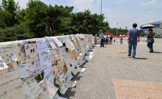 Handmade placards highlight election concerns