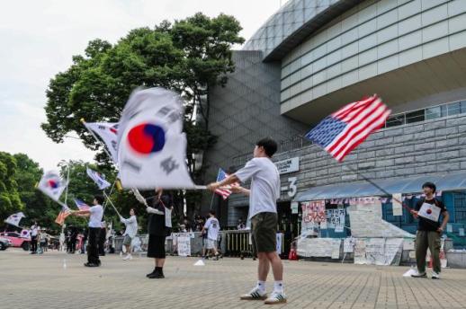 Ruling party members shooed away as Jamsil rally takes a far-right turn