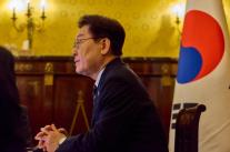 [사설] 첫 데드크로스 맞은 이재명 대통령, SNS 정치 접고 국정 기조 쇄신해야