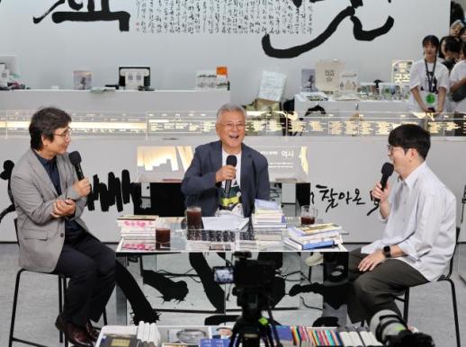文在寅亮相首尔国际图书展
