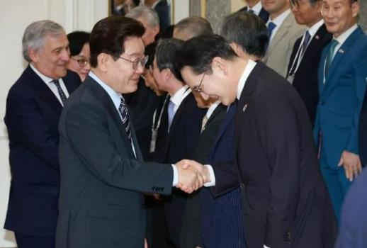 李在明总统与三星电子会长李在镕会晤，讨论半导体地方投资