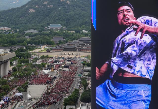 Gwanghwamun square erupts with World Cup cheers
