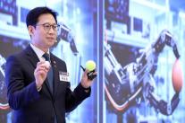배경훈 AI 데이터센터에 1000조…정부, 피지컬AI 3년 승부수 던졌다