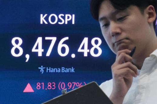 AI investment push, chip rally lift KOSPI; KOSDAQ slips