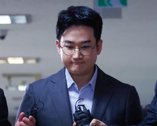 正义汉出席拘留审查，面临袭击自导自演疑云