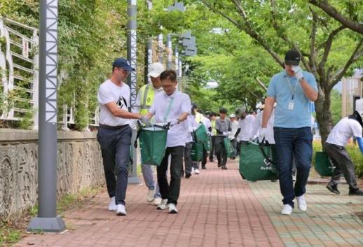 르노코리아, 부산공장 인근서 플로깅…임직원 100명 환경정화