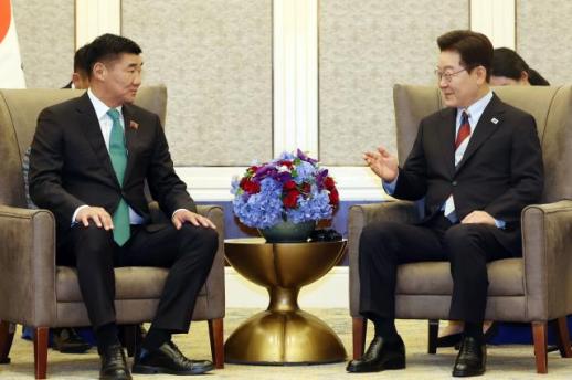 李在明总统与蒙古国会议主席及总理举行会谈，呼吁加强合作