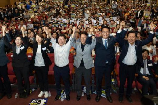 民主党候选人金民锡与郑青来在大会上展开激烈交锋