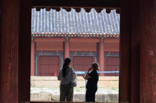 Foreign tourists boost visits to Seouls historic royal palaces