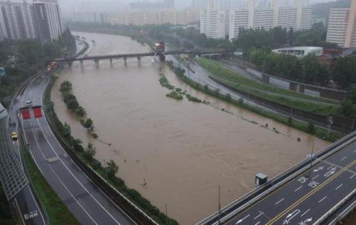 韩国多地普降暴雨 首尔多条道路临时关闭