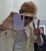 제이홉 손에 저 폰 뭐야?…베일 벗은 여권형 갤폴드