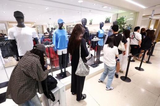 韩元贬值叠加退税优惠 外国顾客成韩国百货店金主