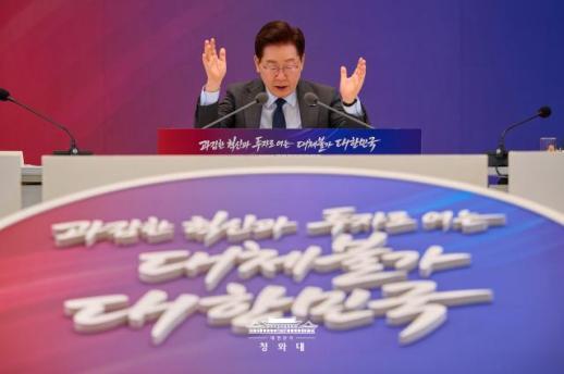 Lee seeks broad consensus on housing to avoid Japan-style property bust