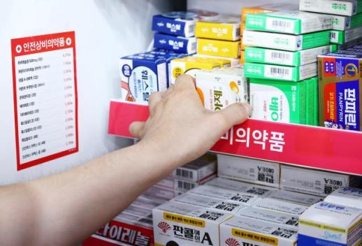 편의점 상비약 늘리자는 정부, 약국 문 닫으면 약도 사지 말라는 약사회