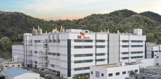 SK실트론 매각 7개월째 장고…AI 호황 속 SK 선택은