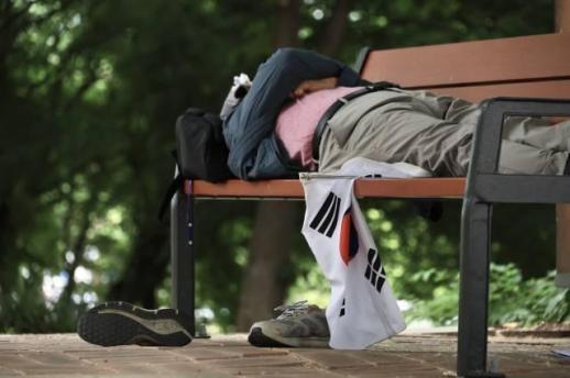 South Koreas elderly top 20%; working population slips below 70%