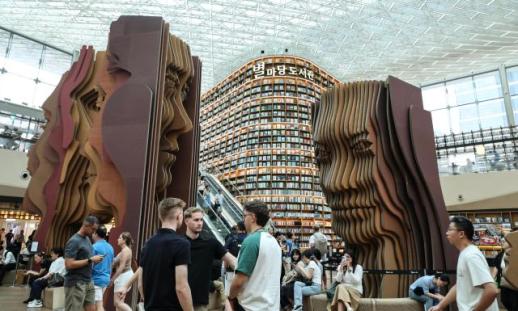 Seoul finds relief from summer heat between bookshelves