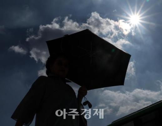 Heat wave hits Seoul pedestrians hard