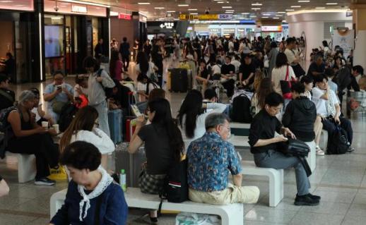 Seoul Station Crowds Peak in Holiday Season