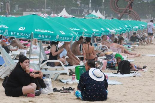 韩国海滨迎客流高峰 外籍游客带动周边便利店消费增长
