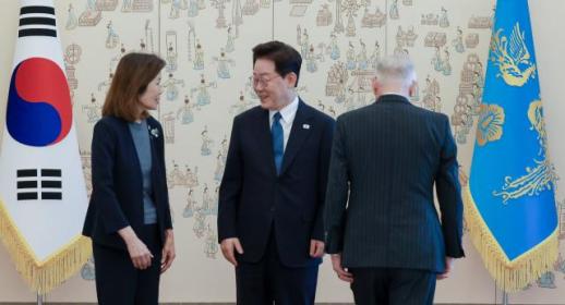 李 대통령, 스틸 美 대사와 첫인사…한미동맹 발전의 가교 기대