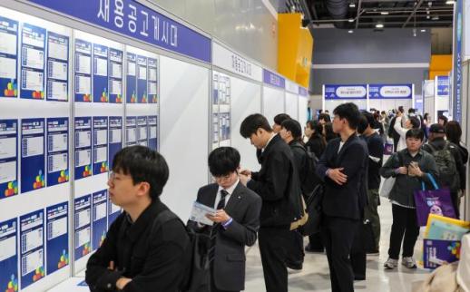 Koreas job market shuts out 20s as first rung of hiring narrows