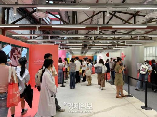 화장품 보러 왔다가 취향까지 찾았다…성수서 만난 무신사식 뷰티 