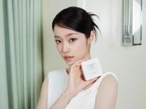 스파츌라 손기술까지 쿠션 속으로…뷰티업계, 바르는 법까지 설계한다
