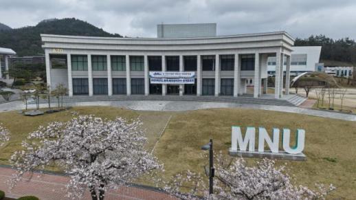 国立木浦大学学生走上街头，呼吁重审医学院候选校选拔结果