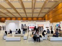 [현장] 프리즈 안엔 신세계, 키아프 밖엔 현대…백화점 아트 VIP 공략법