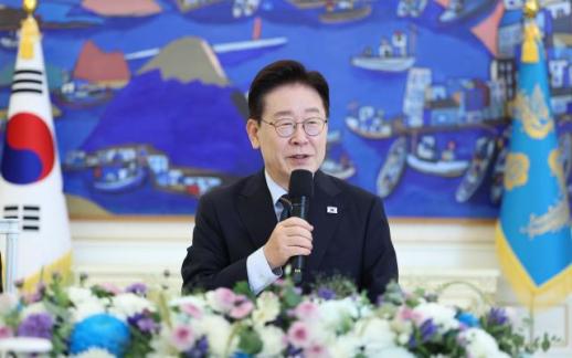 李在明总统祝贺李昌东导演获奖