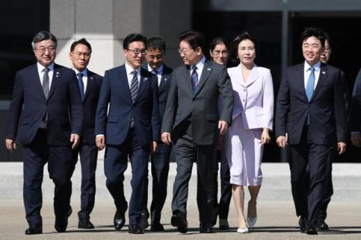 李政府国政运营中期检视：支持率下滑下的党政关系变化