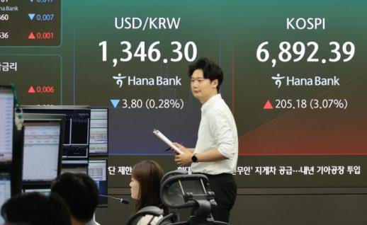 Memory trade lifts Seoul and Tokyo, leaves Shanghai flat
