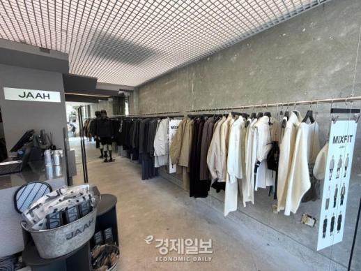 [현장] 지난 시즌 옷에 FW 신상 더한다…신세계까사 자아의 시즌 없는 옷장
