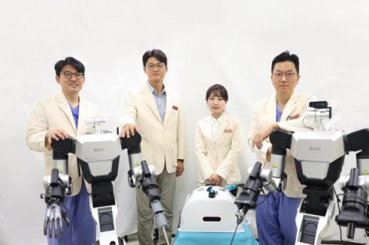 三星首尔医院首次公开人形手术辅助机器人