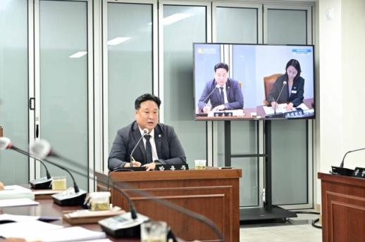 目击市议会暂停审议小党派团体条例，议员称忽视少数声音