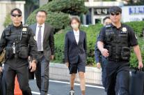 김승원 청탁 의혹 브로커 양씨 법원 출석…첫 공개석상서 묵묵부답