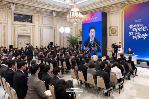 Lee to face controversies at Friday press conference