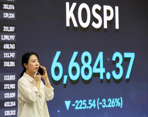 KOSPI rises on chip gains ahead of Feds rate decision