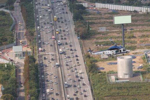추석 연휴 첫날 귀성·여행객 한꺼번에…고속도로·역·공항 붐벼