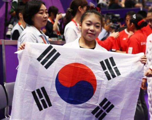 [AG 2026] 17세 유망주 황서현, 평균대 금…40년 만의 쾌거