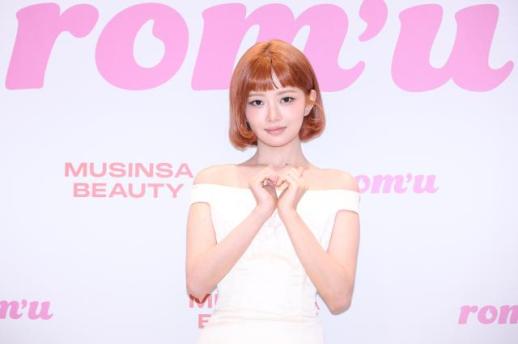 Rei captivates at romu photocall in Seoul
