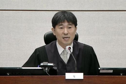因酒席接待被指控的地贵妍法官被调任至司法研究岗位，排除参与审判