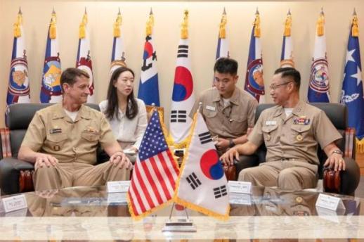 李在镕长子李志浩在韩美海军会议上担任翻译