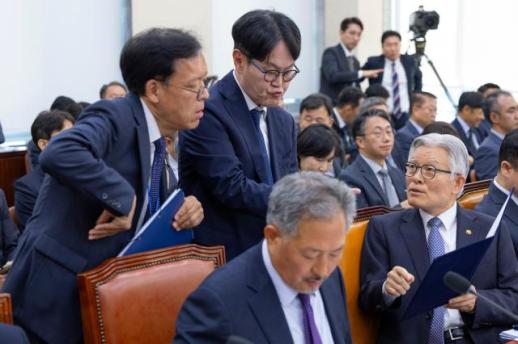 2026年国政审查：‘鞋套面试’争议…人事处长崔东石称‘面试现场影响他人’