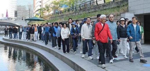 李明博前总统：经济已跻身世界十强，政治却未能跟上