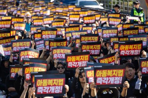 全国教师2万人在国会前集会，呼吁修订儿童虐待法和保障政治基本权利