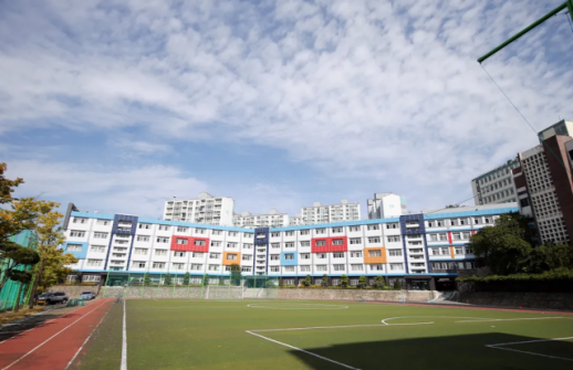 庆祝用文高中成立80周年，致力于扩充教育设施和奖学金项目，培养AI时代的领军人才