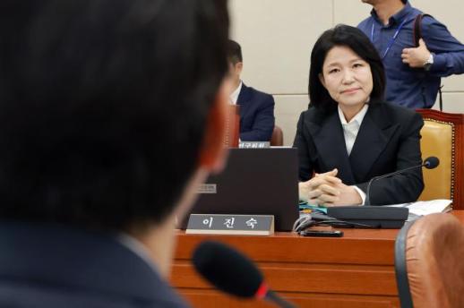 李在明父母墓地争议引发国会激烈冲突