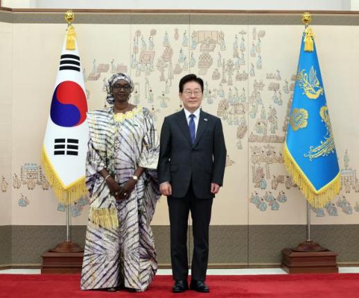 李在明总统与伊朗等8国新任驻韩大使首次会面